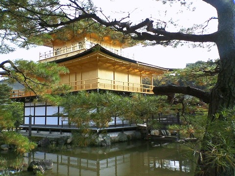 池に映る金閣寺